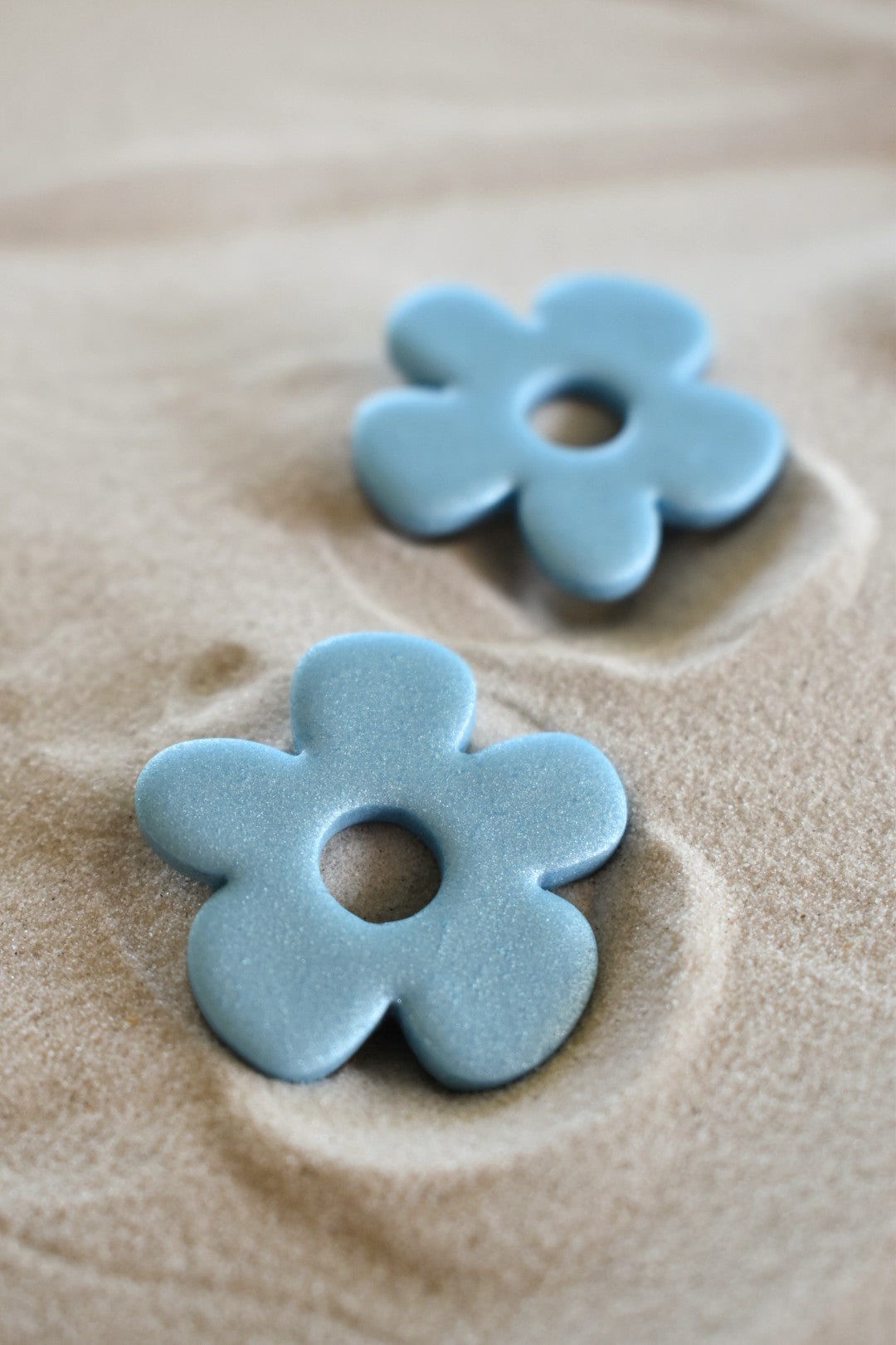 Créoles rondes "ADA" avec pampilles fleurs nacrées (bleues ou blanches)