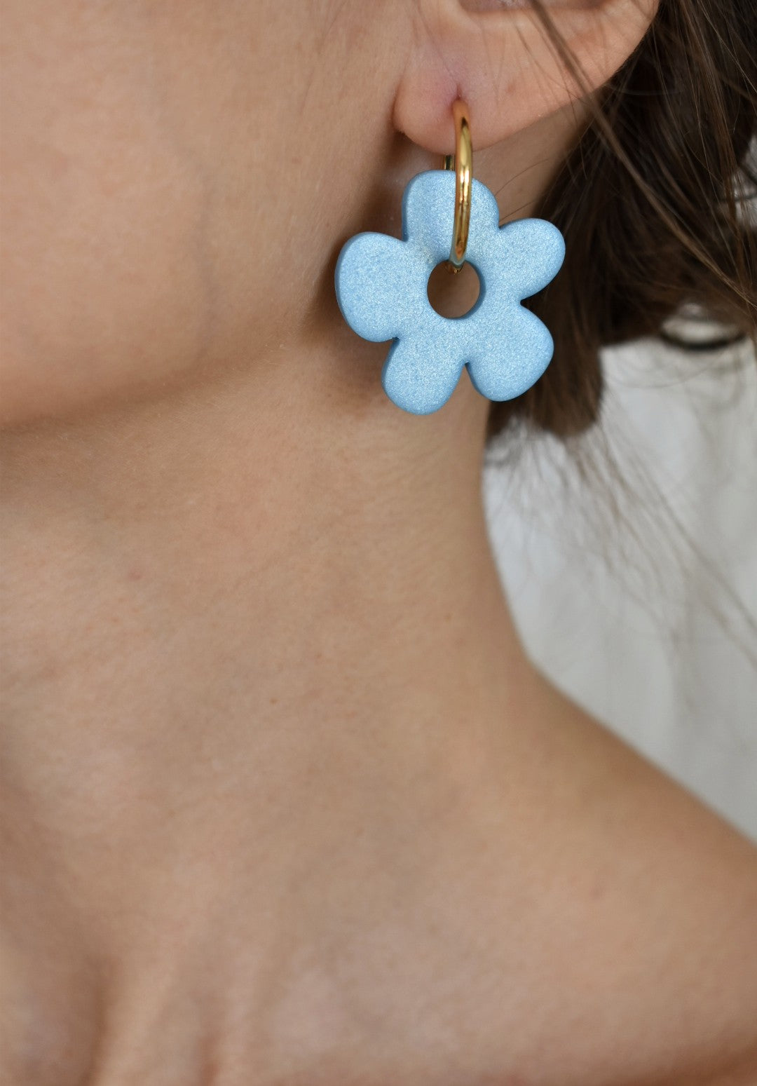 Créoles rondes "ADA" avec pampilles fleurs nacrées (bleues ou blanches)