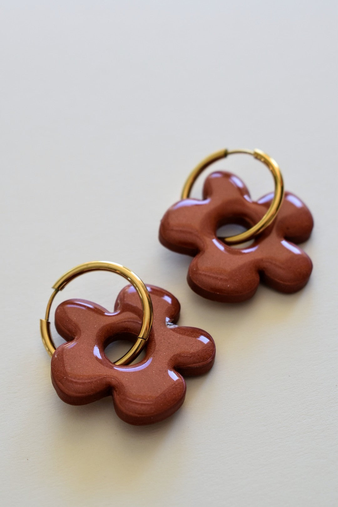 "ADA" round hoop earrings with flower charms (color of your choice)