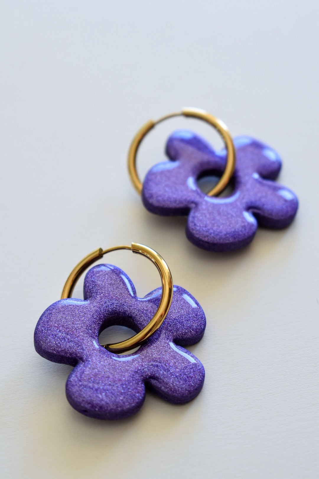 "ADA" round hoop earrings with flower charms (color of your choice)