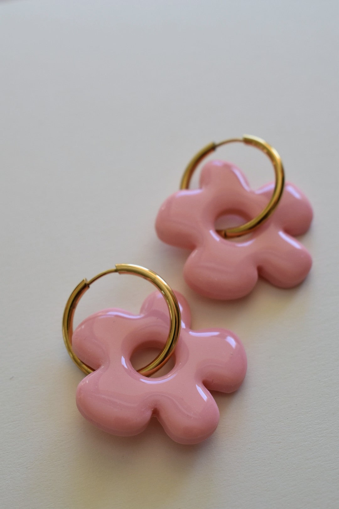 "ADA" round hoop earrings with flower charms (color of your choice)