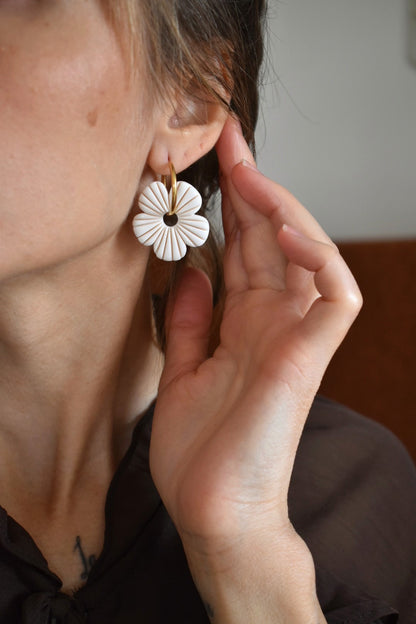 Pampilles fleurs texturées blanches pailletées