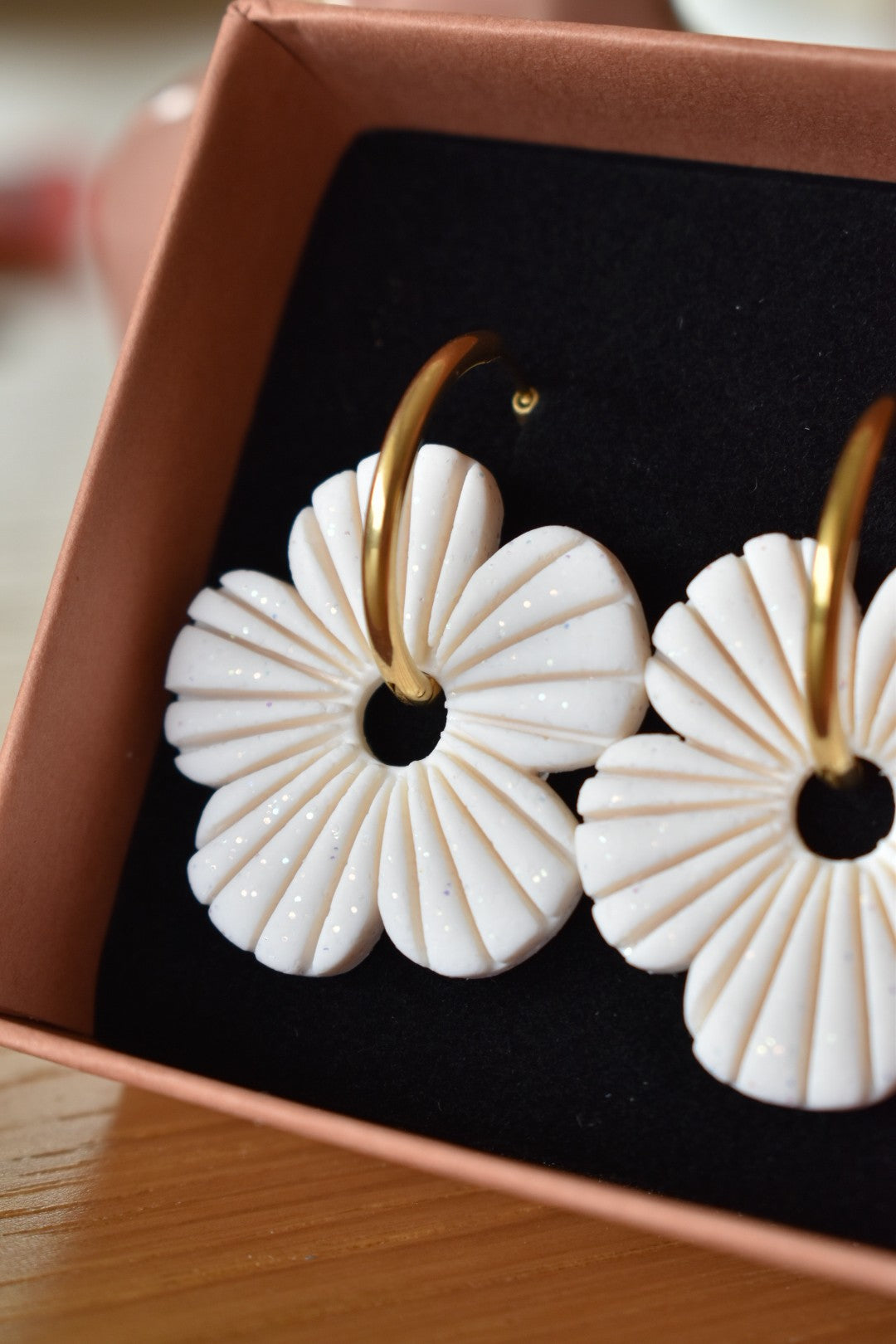 Pampilles fleurs texturées blanches pailletées