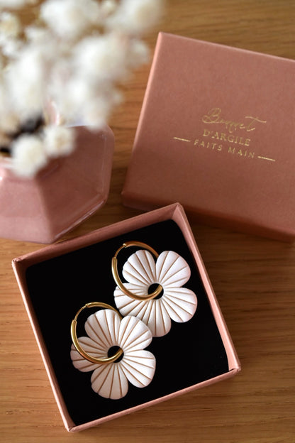 Pampilles fleurs texturées blanches pailletées