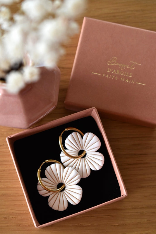 Pampilles fleurs texturées blanches pailletées