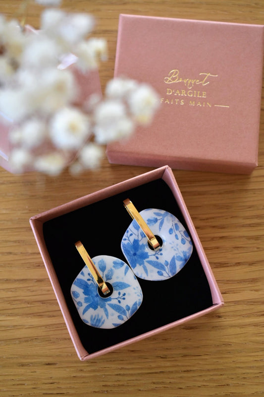 Pampilles organiques, motif floral bleu