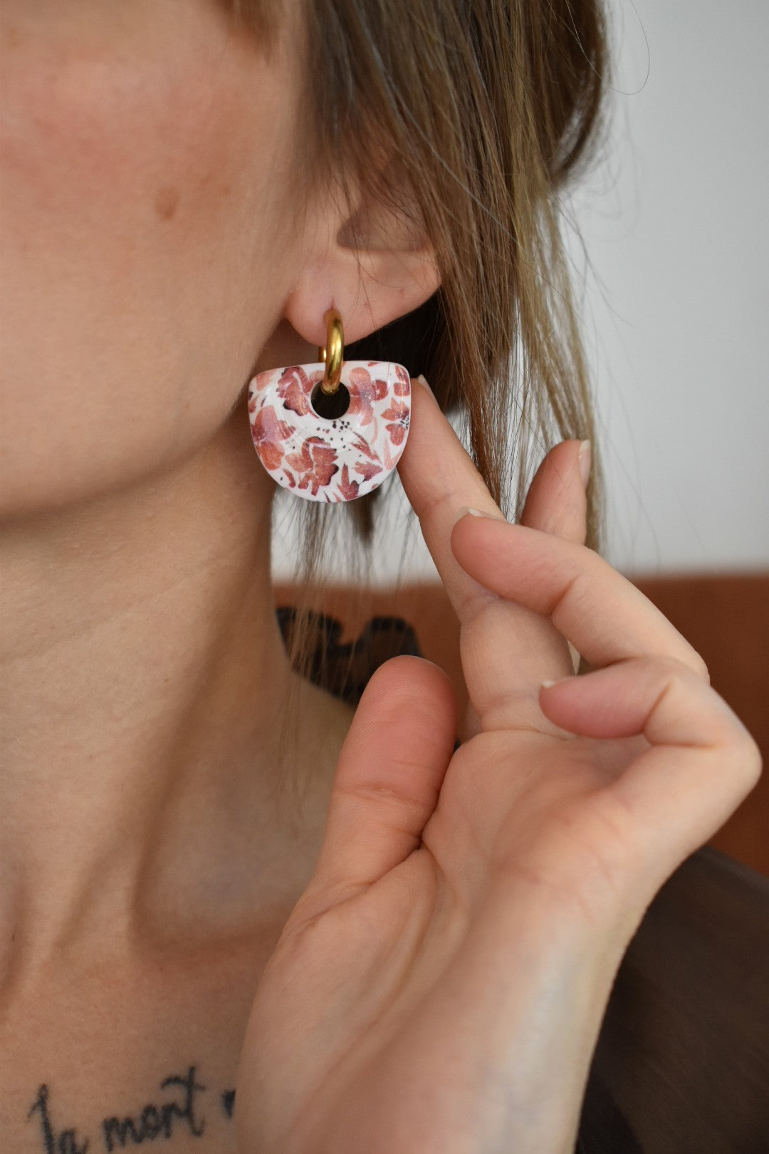 Pampilles demi-cercle, motif fleurs marrons